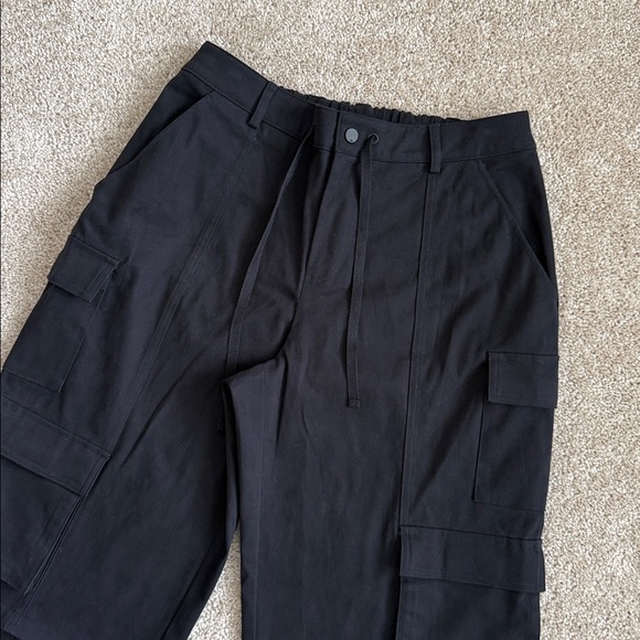 Alo Yoga Mid-Rise Scout Cargo Wide Leg Pant Black - Picture 7 of 14